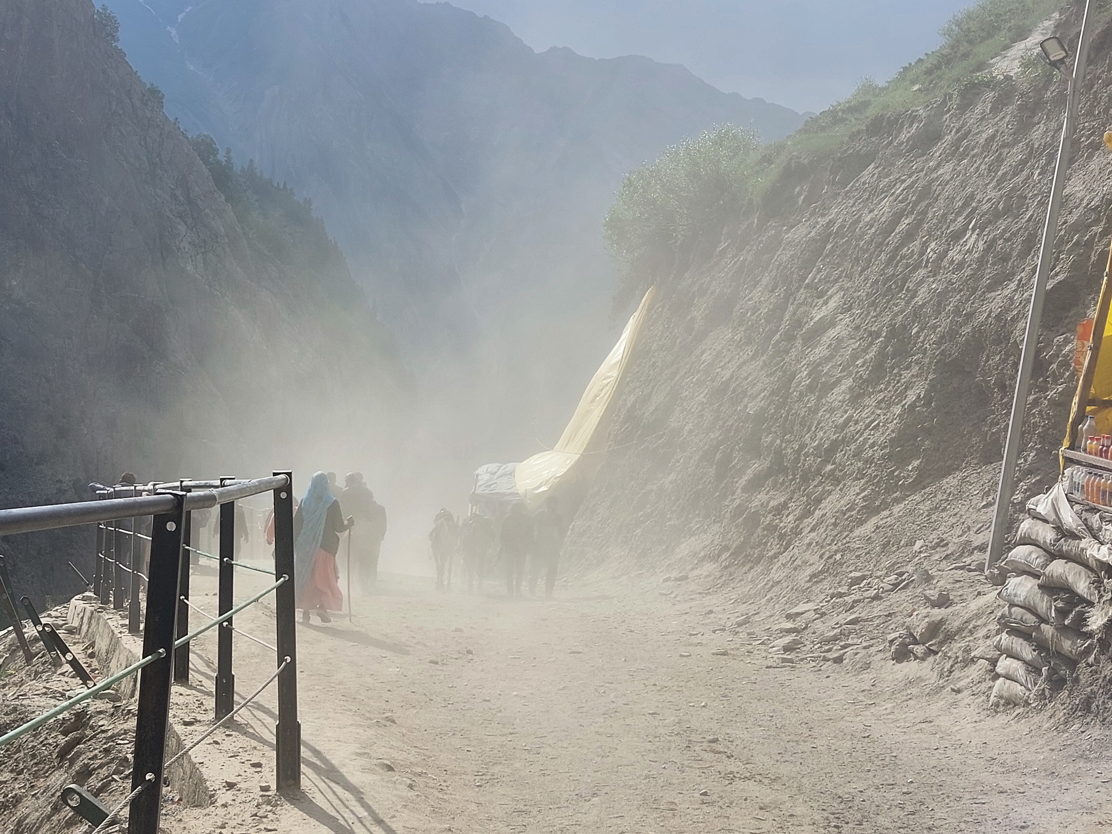 Dusty path on the way to Baltal